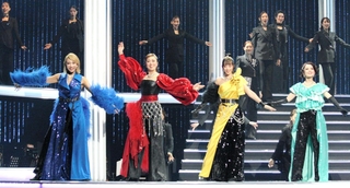 「ＲＵＮＷＡＹ」に出演する（前列左から）柚希礼音、北翔海莉、龍真咲、朝月希和＝大阪市北区、梅田芸術劇場メインホール