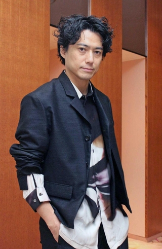「誰も見たことがないような演劇作品にしたいという気持ちで取り組んでいる」と語る演出家の藤田俊太郎＝大阪市北区、梅田芸術劇場シアター・ドラマシティ