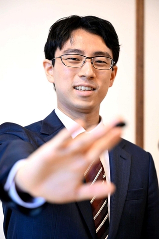 第４局で勝利して天元初防衛を果たした後、写真撮影に応じた一力遼天元＝１１月２８日、洲本市小路谷、ホテルニューアワジ（撮影・大田将之）