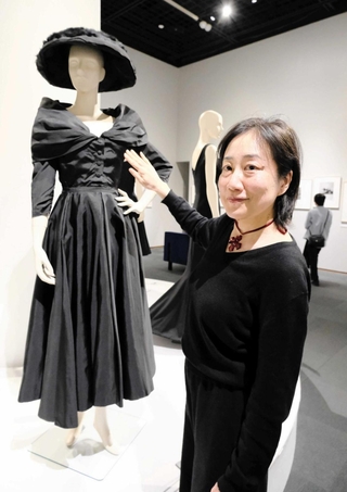 クリスチャン・ディオールの初期の作品について説明する中村圭美さん＝神戸ファッション美術館