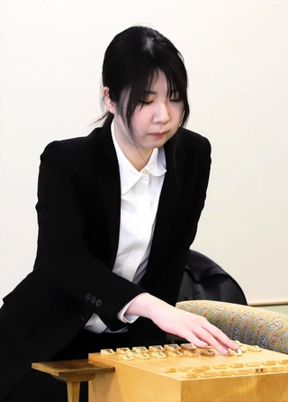 棋士編入試験５番勝負の第４局で初手を指す西山朋佳女流三冠＝１７日午前、大阪府高槻市、関西将棋会館