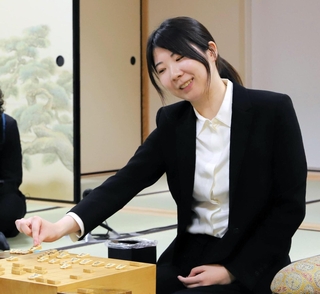 棋士編入試験５番勝負第４局で勝った後、感想戦に臨んだ西山朋佳女流三冠＝１７日午後、大阪府高槻市、関西将棋会館