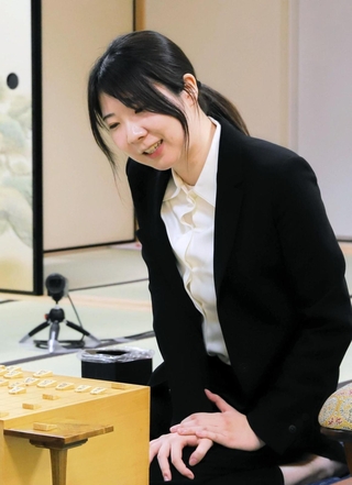 棋士編入試験５番勝負第４局で勝った後、感想戦に臨んだ西山朋佳女流三冠＝１７日午後、大阪府高槻市、関西将棋会館