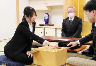 棋士編入試験５番勝負第４局で勝った後、感想戦に臨んだ西山朋佳女流三冠（左）。右は宮嶋健太四段＝１７日午後、大阪府高槻市、関西将棋会館