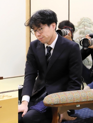 棋士編入試験５番勝負第４局で西山朋佳女流三冠に敗れた後、感想戦に臨んだ試験官の宮嶋健太四段＝１７日午後、大阪府高槻市、関西将棋会館
