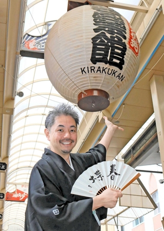連日トリで１時間近くの長講を務める桂春蝶。「新作づくりはライフワーク」と語る＝神戸新開地・喜楽館
