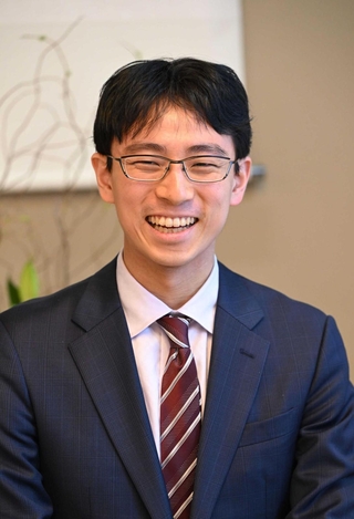 天元戦５番勝負第４局で初防衛を決め、取材に応じた一力遼天元＝１１月２８日、洲本市小路谷、ホテルニューアワジ（撮影・大田将之）