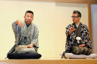自身の被災体験を語る笑福亭松喬（左）と笑福亭銀瓶＝神戸市兵庫区新開地２
