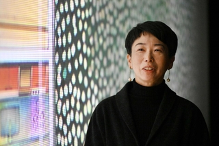 アニメーション作品に込めた思いを語る束芋＝神戸市中央区脇浜海岸通１、兵庫県立美術館（撮影・大田将之）