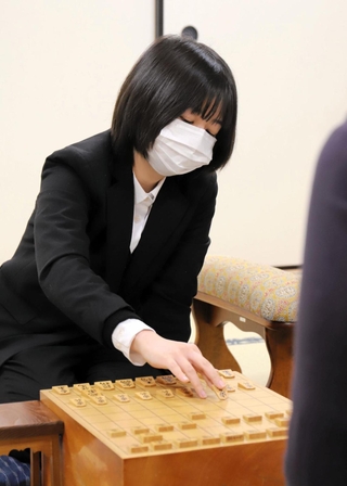 女流棋士としてのデビュー戦に臨んだ中七海女流三段＝１９日午前、大阪府高槻市、関西将棋会館