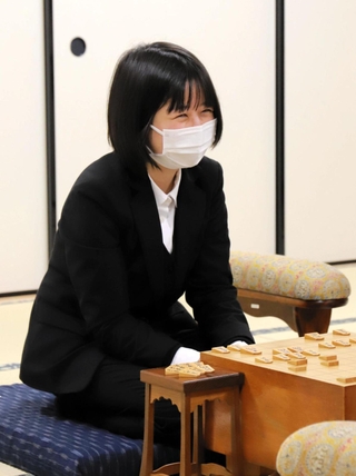 デビュー戦で勝って、感想戦で笑みを浮かべた中七海女流三段＝１９日午後、大阪府高槻市、関西将棋会館