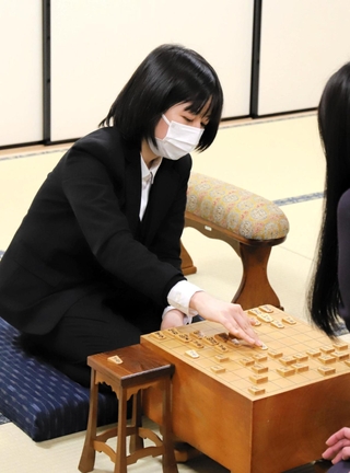 デビュー戦で勝って、感想戦に臨んだ中七海女流三段＝１９日午後、大阪府高槻市、関西将棋会館