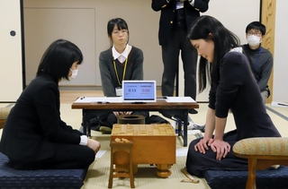 デビュー戦で勝利した中七海女流三段（左）と感想戦に臨んだ川又咲紀女流初段＝１９日午後、大阪府高槻市、関西将棋会館