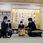 新築された関西将棋会館５階の特別対局室では初となる公式戦に臨んだ豊島将之九段（右）と稲葉陽八段＝３日午前、大阪府高槻市芥川町