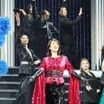 「ＲＵＮＷＡＹ」に出演する（前列左から）柚希礼音、蘭寿とむ、壮一帆＝大阪市北区、梅田芸術劇場メインホール