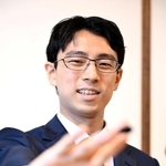第４局で勝利して天元初防衛を果たした後、写真撮影に応じた一力遼天元＝１１月２８日、洲本市小路谷、ホテルニューアワジ（撮影・大田将之）