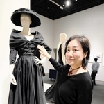 クリスチャン・ディオールの初期の作品について説明する中村圭美さん＝神戸ファッション美術館