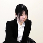 棋士編入試験５番勝負の第４局で初手を指す西山朋佳女流三冠＝１７日午前、大阪府高槻市、関西将棋会館