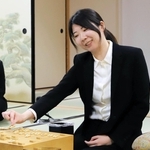 棋士編入試験５番勝負第４局で勝った後、感想戦に臨んだ西山朋佳女流三冠＝１７日午後、大阪府高槻市、関西将棋会館