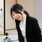 棋士編入試験５番勝負第４局で勝った後、感想戦に臨んだ西山朋佳女流三冠＝１７日午後、大阪府高槻市、関西将棋会館