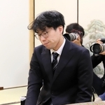棋士編入試験５番勝負第４局で西山朋佳女流三冠に敗れた後、感想戦に臨んだ試験官の宮嶋健太四段＝１７日午後、大阪府高槻市、関西将棋会館
