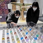 扇田克也作「Ａ　ＨＵＮＤＲＥＤ　ＨＯＵＳＥｓ　２０２Ｑ／ＥＱ１．１」＝神戸市東灘区向洋町中２、神戸ファッション美術館