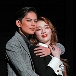 韓国・ソウルで再会したリ・ジョンヒョク（朝美絢、左）とユン・セリ（夢白あや）＝梅田芸術劇場（撮影・笠原次郎）