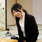 棋士編入試験の第４局で勝利後、感想戦で対局を振り返った西山朋佳女流三冠＝１２月１７日、大阪府高槻市、関西将棋会館