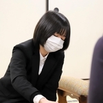 女流棋士としてのデビュー戦に臨んだ中七海女流三段＝１９日午前、大阪府高槻市、関西将棋会館