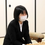 デビュー戦で勝って、感想戦で笑みを浮かべた中七海女流三段＝１９日午後、大阪府高槻市、関西将棋会館