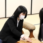 デビュー戦で勝って、感想戦に臨んだ中七海女流三段＝１９日午後、大阪府高槻市、関西将棋会館
