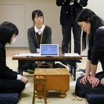 デビュー戦で勝利した中七海女流三段（左）と感想戦に臨んだ川又咲紀女流初段＝１９日午後、大阪府高槻市、関西将棋会館
