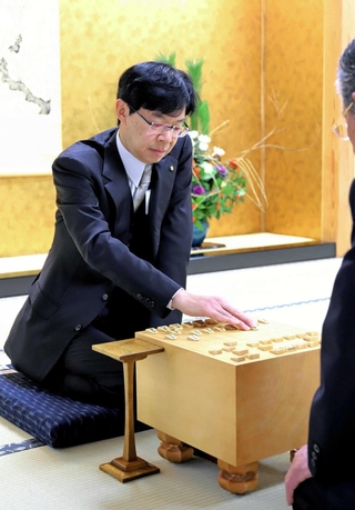 指し初め式に臨んだ谷川浩司十七世名人＝大阪府高槻市