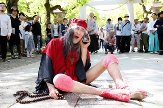 母親の遺影を手に鎮魂の踊り「念仏じょんがら」を披露するギリヤーク尼ケ崎さん（２０１９年５月）