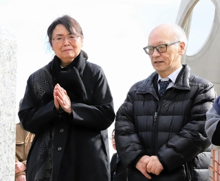 亡き船越隆文さんの名前が刻まれた追悼の碑の前で、手を合わせる母明美さん（左）と森信雄七段＝１７日午前１１時３４分、宝塚市小林、ゆずり葉緑地