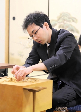 棋士編入試験５番勝負第５局で勝利した後、駒を片付ける試験官の柵木幹太四段＝２２日午後、大阪府高槻市、関西将棋会館