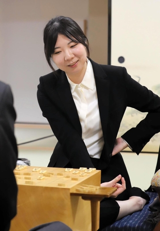 棋士編入試験５番勝負第５局で敗れた後、感想戦で対局を振り返る西山朋佳女流三冠＝２２日午後、大阪府高槻市、関西将棋会館