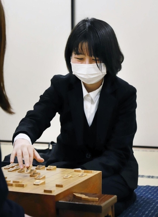 第４７期女流王将戦の予選で３連勝して、本戦入りを決めた直後、感想戦で対局を振り返る中七海女流三段＝２４日午後、大阪府高槻市、関西将棋会館