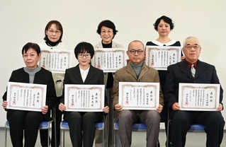 神戸新聞文芸の最優秀賞に決まった（後列左から時計回りに）福光百合子さん、齊木富子さん、三村小稲さん、あさだ派朗さん、新谷康陽さん、森井恵さん、渡辺とよ子さん＝神戸新聞社（撮影・斎藤雅志）