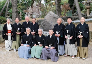 顕彰碑の前に集まった桂米朝さんの直弟子ら＝３０日午前、大阪市住吉区住吉２、住吉大社