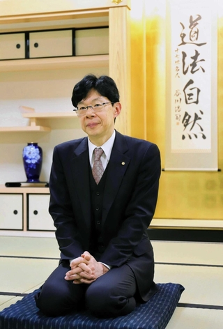 通算１４００勝を達成後、自ら揮毫した書が掛かる対局室でインタビューに応じた谷川浩司十七世名人＝１月１５日、大阪府高槻市
