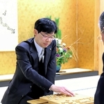 指し初め式に臨んだ谷川浩司十七世名人＝大阪府高槻市