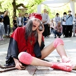 母親の遺影を手に鎮魂の踊り「念仏じょんがら」を披露するギリヤーク尼ケ崎さん（２０１９年５月）
