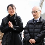 亡き船越隆文さんの名前が刻まれた追悼の碑の前で、手を合わせる母明美さん（左）と森信雄七段＝１７日午前１１時３４分、宝塚市小林、ゆずり葉緑地