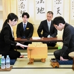 棋士編入試験５番勝負第５局に臨んだ西山朋佳女流三冠（左）と試験官の柵木幹太四段＝２２日午前、大阪府高槻市、関西将棋会館（日本将棋連盟提供）