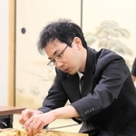 棋士編入試験５番勝負第５局で勝利した後、駒を片付ける試験官の柵木幹太四段＝２２日午後、大阪府高槻市、関西将棋会館