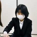 第４７期女流王将戦の予選で３連勝して、本戦入りを決めた直後、感想戦で対局を振り返る中七海女流三段＝２４日午後、大阪府高槻市、関西将棋会館