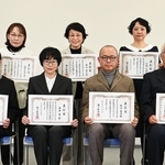 神戸新聞文芸の最優秀賞に決まった（後列左から時計回りに）福光百合子さん、齊木富子さん、三村小稲さん、あさだ派朗さん、新谷康陽さん、森井恵さん、渡辺とよ子さん＝神戸新聞社（撮影・斎藤雅志）