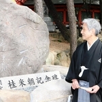 顕彰碑を前に父・桂米朝さんの思い出を語る桂米団治さん＝３０日午前、大阪市住吉区住吉２、住吉大社
