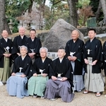 顕彰碑の前に集まった桂米朝さんの直弟子ら＝３０日午前、大阪市住吉区住吉２、住吉大社
